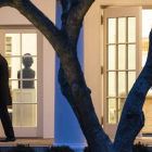 Biden sale de la parte de la Casa Blanca que ocupa como residencia familiar. KEVIN DIETSCH