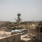 Humo se eleva después de un bombardeo en Yemen.