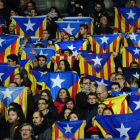 Cientos de 'estelades' en el estadio Lluís Companys de Barcelona, el pasado 30 de diciembre.