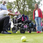 Un profesor de golf adaptado explica uno de los ejercicios a los participantes. FERNANDO OTERO PERANDONES
