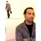 José Ferrero Villares posa ante una de las obras que pueden verse en Cubo Azul