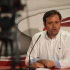 Tino Rodríguez, ayer tarde, en rueda de prensa en la sede provincial del PSOE. RAMIRO