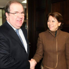 Juan Vicente Herrera y la vicepresidenta del BEI, Magdalena Álvarez, sellan el acuerdo.