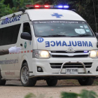 El último de los niños atrapados en la cueva es trasladado en una ambulancia a un hospital. TASIRI