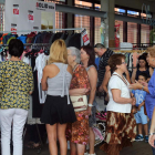 El público volvió a acercarse ayer a la feria de los descuentos.