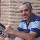Francisco Vales Prieto posa junto a su libro ‘La Universidad de la pobreza’, que se presenta hoy en Sahagún. ACACIO DÍAZ