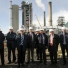 El ministro de Industria, acompañado por Massaveu y las autoridades durante la visita a la planta