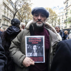 Muestran la foto de una rehén, en una manifestación antisemita de este domingo en París. M. BADRA
