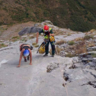Un agente ayuda a uno de los montañeros a concluir su escalada sano y salvo en Peña Llana. GREIM