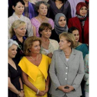 Merkel posa junto a esposas de embajadores en Alemania.