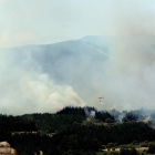 Uno de los helicópteros movilizados para atacar las llamas descarga agua en el incendio en el valle de Finolledo. ANA F. BARREDO