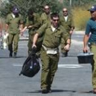 Reservistas israelíes se dirigen a los camiones para partir hacia los territorios ocupados