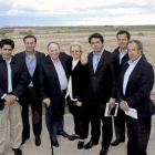 El inversor Sheldon Adelson (tercero por la izquierda), en su visita el domingo a Alcorcón.