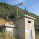 La potabilizadora solar instalada por la Ciuden en medio del monte, en San Vicente de Arganza.