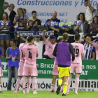 Los jugadores de la Deportiva acudieron a un fondo de Las Llanas para agradecer el apoyo a sus hinchas. O. M.