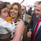 Susana Díaz, con su hijo en brazos, acompañada por su marido en la Feria de Abril. RAÚL CARO