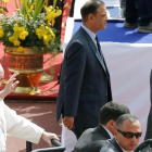 Personal de seguridad rodea al Papa a su llegada al estadio de El Cairo.