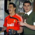 El portero Iker Casillas presentó ayer la figura que lucirá en el Museo de Cera de Madrid