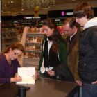 Ángeles Caso, ayer, durante el acto de la firma de libros.
