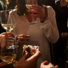 El factor social tiene gran peso en el inicio del consumo de alcohol.