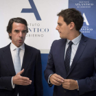 José María Aznar y Albert Rivera conversan antes de la clausura del máster. LUCA PIERGIOVANNI