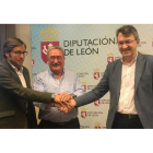 Emilio Orejas, Ángel Rivero y Juan Martínez Majo tras la firma del convenio anual en la Diputación. DL