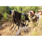 El guía de Wild Watching Spain Iñaki Reyero y el fotoperiodista Andoni Canela otean el horizonte en busca de la silueta del lobo montano.
