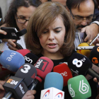 Sáenz de Santamaría, ayer, a las puertas del Congreso, rodeada de periodistas.