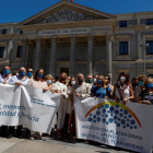 La Asociación Víctimas del Terrorismo y otros colectivos posan frente al Congreso. MARISCAL