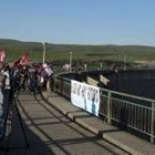 Tras la lectura de los comunicados los manifestantes se congregaron en la presa