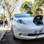Un coche eléctrico carga su batería en Palma de Mallorca.  LLITERES