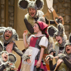 Escena del musical de la Cenicienta, en la que la protagonista juega con sus fieles ratoncitos.
