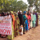 Miembros del movimiento de madres Bring Back Our Girls se manifiestan por la liberación de sus hijas, en Abuya (Nigeria), este jueves.