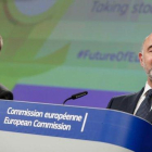 Dombroivskis (izquierda) y el comisario de Asuntos Económicos, Pierre Moscovici.