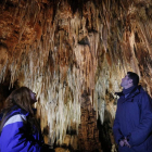 Dos visitantes contemplan la belleza de las formaciones geológicas de la Cueva. JESÚS F. SALVADORES