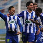 Acorán, autor del segundo gol de la Deportiva frente al Sabadell, celebra su consecución con el balón debajo de la camiseta. Además del tanto también fue protagonista con sus asistencias de los otros dos