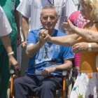 El diestro Ortega Cano abandona el hospital  Virgen de Macarena de Sevilla visiblemente emocionado.