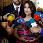 La portavoz del PSOE, Adriana Lastra, durante sus declaraciones a los periodistas. ALBERTO MORANTE