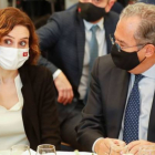 La presidenta de la Comunidad de Madrid. Isabel Díaz Ayuso, y el consejero de Educación, Universidades, Ciencia y Portavoz del Gobierno de la Comunidad de Madrid, Enrique Ossorio, participan en un desayuno de la Tribuna Fórum Europa, este martes en Madrid. JAVIER LIZÓN