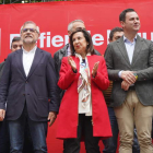 La ministra, entre el candidato de La Bañeza y el secretario provincial del PSOE. J. NOTARIO