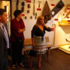 Isabel Carrasco contempla una de las salas del museo etnográfico de Lorenzana en presencia del alcal