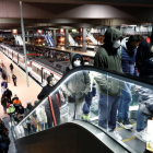 Varios usuarios protegidos con mascarillas transitan a primera hora de este martes la estación de Cercanías de Madrid-Atocha. MARISCAL