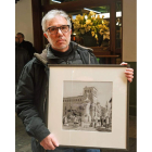El artista y arquitecto Rodríguez Pallarés, y otra visión suya de la procesión atravesando la plaza Mayor. CUEVAS