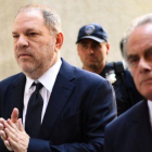El productor Harvey Weinstein (a la izquierda) a la llegada al tribunal de Nueva York junto a su abogado.
