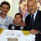 Vicente del Bosque, junto a Rafa Guerrero, sostiene la camiseta con su nombre.