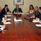 Un momento de la reunión del vicepresidente segundo Tomás Villanueva con los empresarios eléctricos