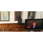 Una televisión retransmite en la galería del Palacio de los Guzmanes la toma de posesión de Martínez Barazón como presidente de la Diputación el 30 de mayo