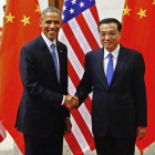 El presidente de EE UU, Barack Obama, estrecha la mano del primer ministro chino, Xi Keqiang.