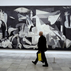 El ‘Guernica’ vuelve a ser icono del arte español en el Reina Sofía que reabre este sábado. CHEMA MOYA