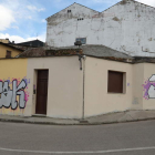 Así han dejado los grafiteros los muros reparados hace poco en la calle Tras la Cava. L. DE LA MATA